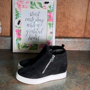 Soda black-and-white zip front tennis shoes size 7